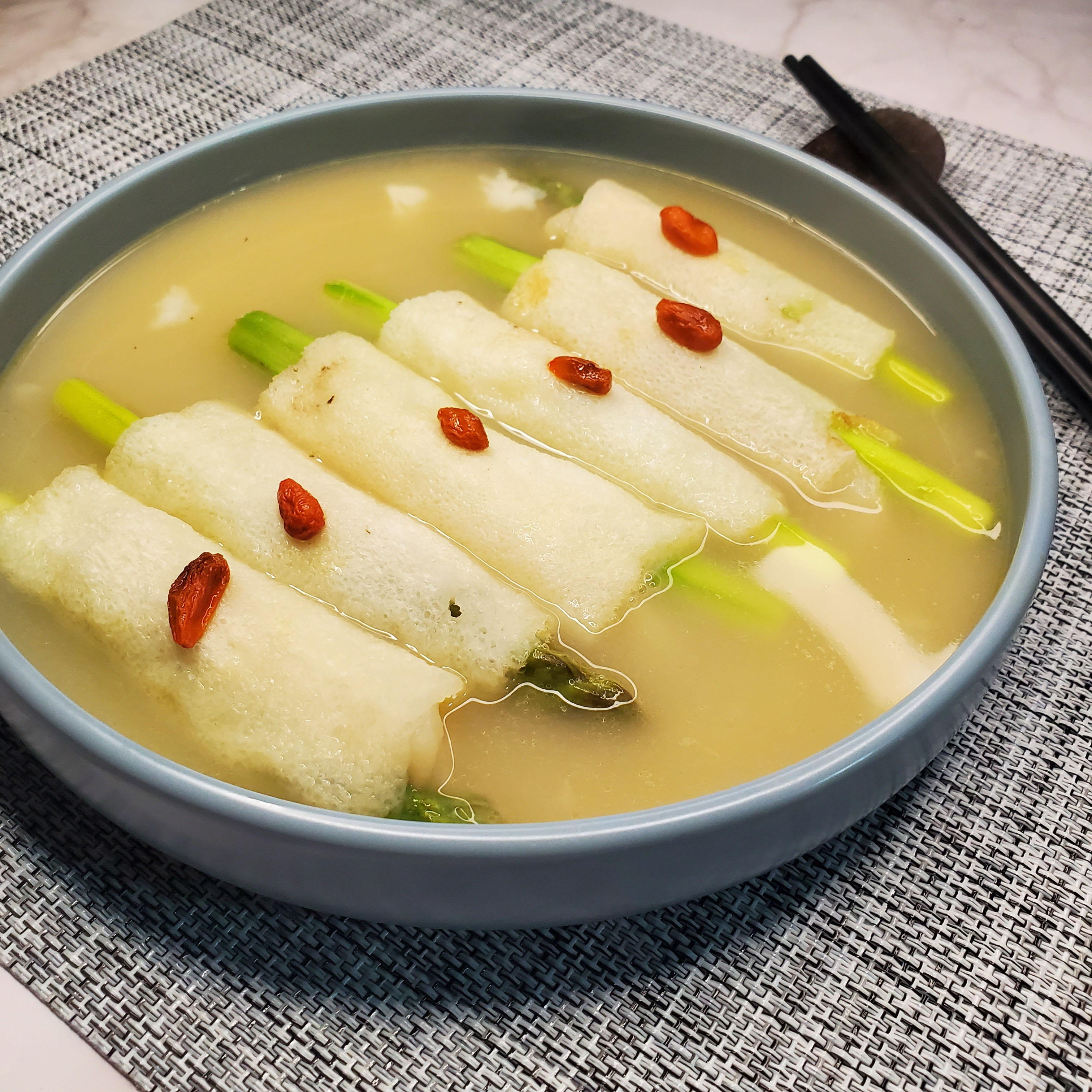 「名廚Denice Wai 廚房」簡易快煮 - 杞子魚湯竹笙龍脷柳卷