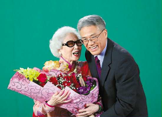 馬鼎盛在紅線女的演出上獻花