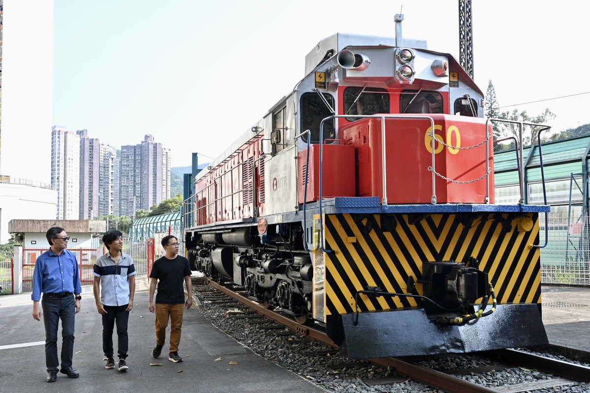 團隊努力:  黃潤釗（右）和黃銘軒（中）細述團隊花逾一年時間修復喬沛德號和規劃運送方案的過程，陳家亮（左）則講解這架火車頭的歷史意義。