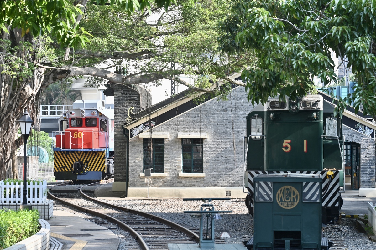 任重道遠:  喬沛德號（左）見證香港和內地過往繁盛的鐵路貨運貿易，館方希望透過它闡述香港貨運史。