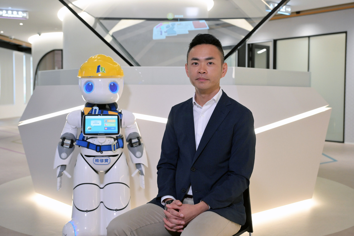 公眾教育:  黃鉅華表示，市建局期望向公眾推廣樓宇復修的重要性，並向他們介紹預防性維修保養的新概念。