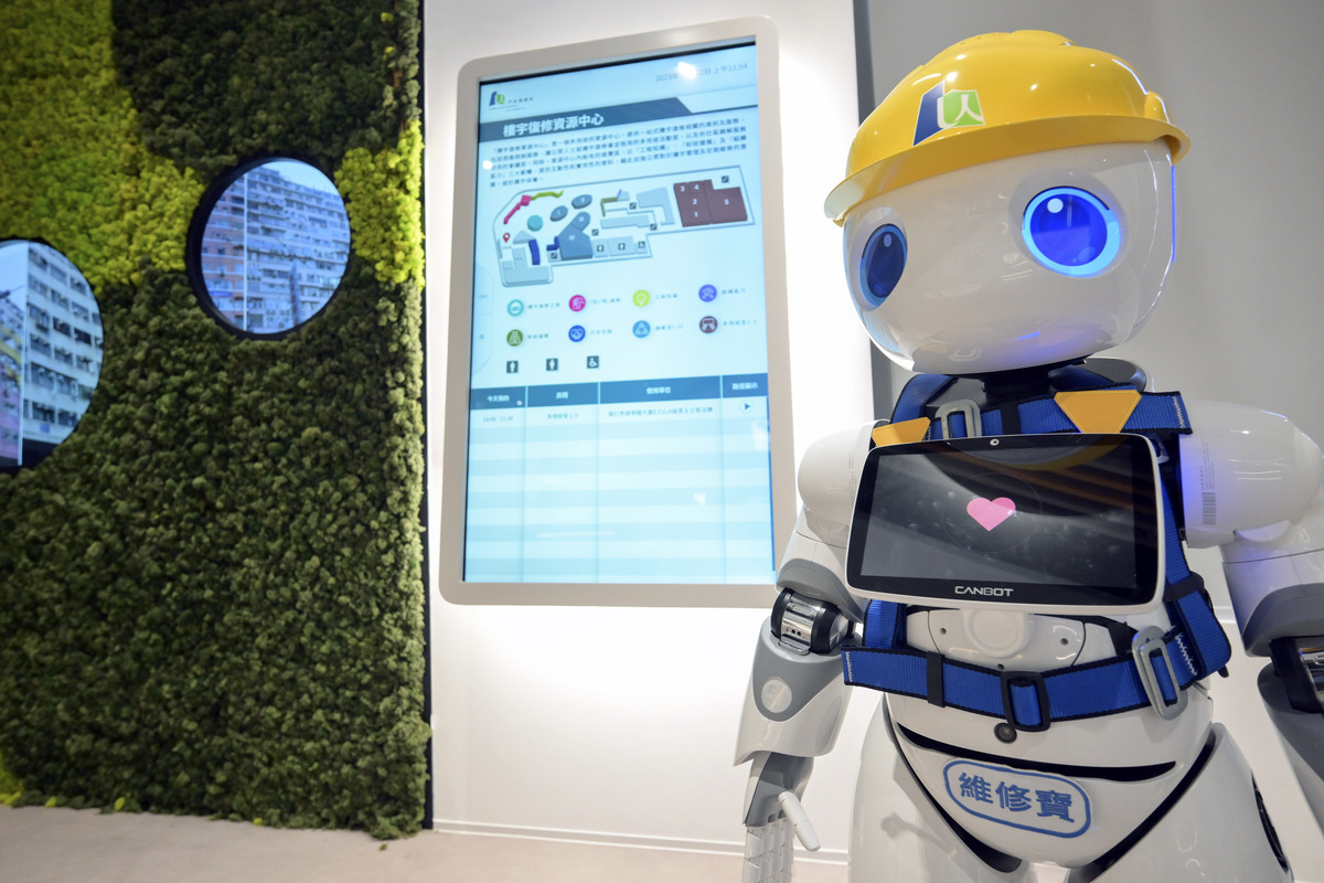 可愛嚮導:  機械人維修寶沿途介紹各展區的內容。