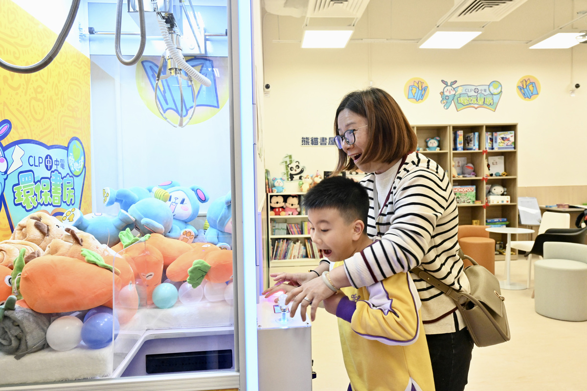 莫大幫助:  梁女士（右）認為，社區客廳能支援她家中的大小事，對她有很大幫助。