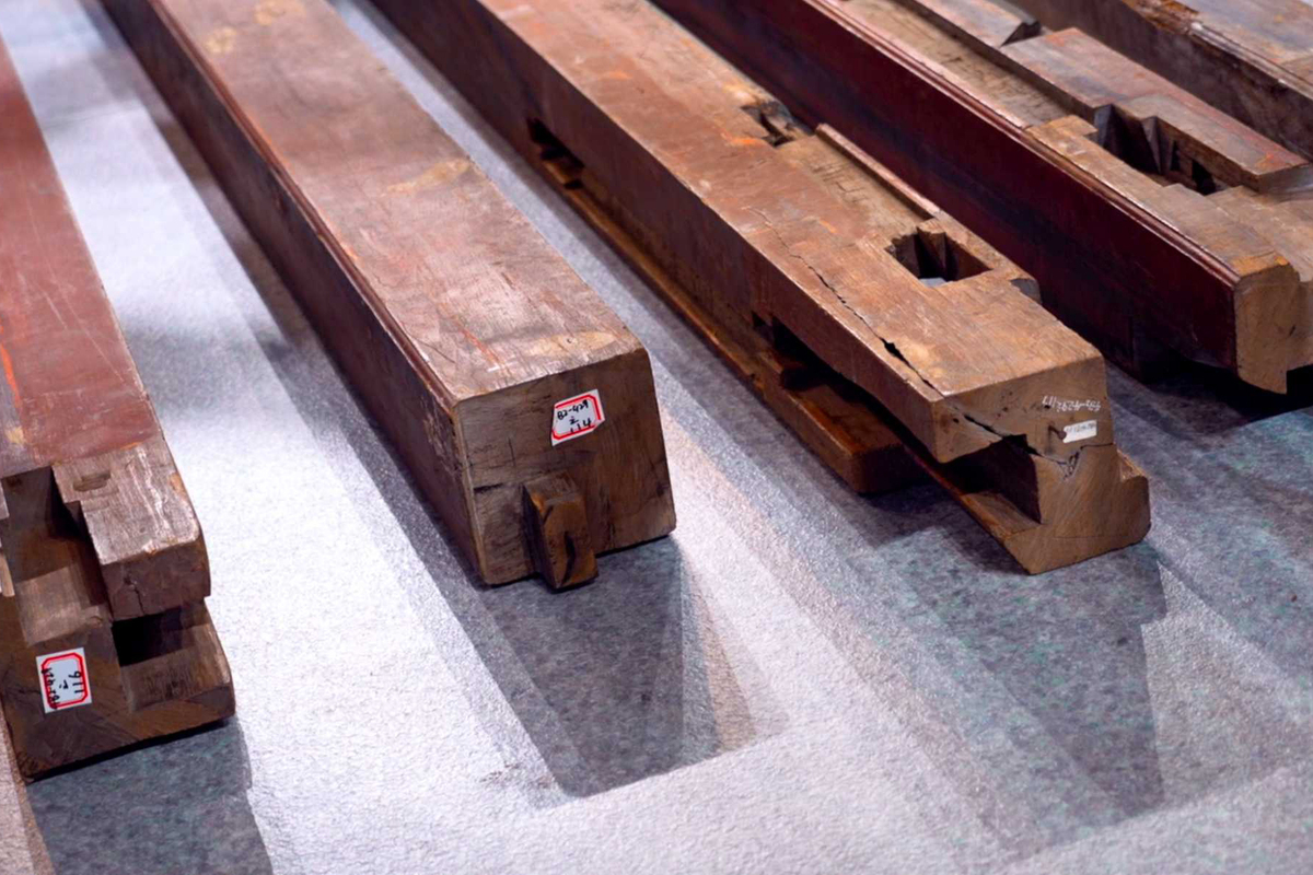 異曲同工:  番禺神樓每個構件均以榫卯連接，可搭可拆，以簡單工序便可組裝，猶如組裝合成的先導者。