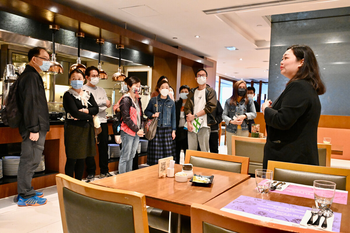 實地了解:  後50．實習生計劃的參加者透過工作體驗日，了解酒店的工作環境，酒店更提供即場面試，招攬人才。