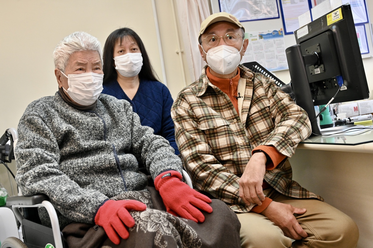 住得安心:  楊先生（右）盛讚急救站服務，使他在梅窩住得安心。