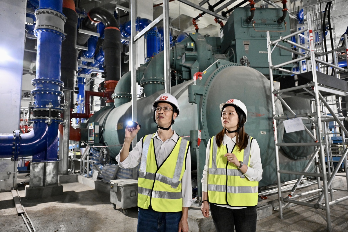 環保節能:  黃燕嘉（右）表示，區域供冷系統的能源效益較傳統氣冷式空調系統高35%，既節能也改善空氣質素。