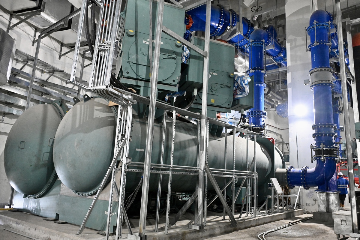 水來暑往:  啟德區域供冷系統通過地下水管網絡，將冷凍水輸送到區內建築物，用作製冷。