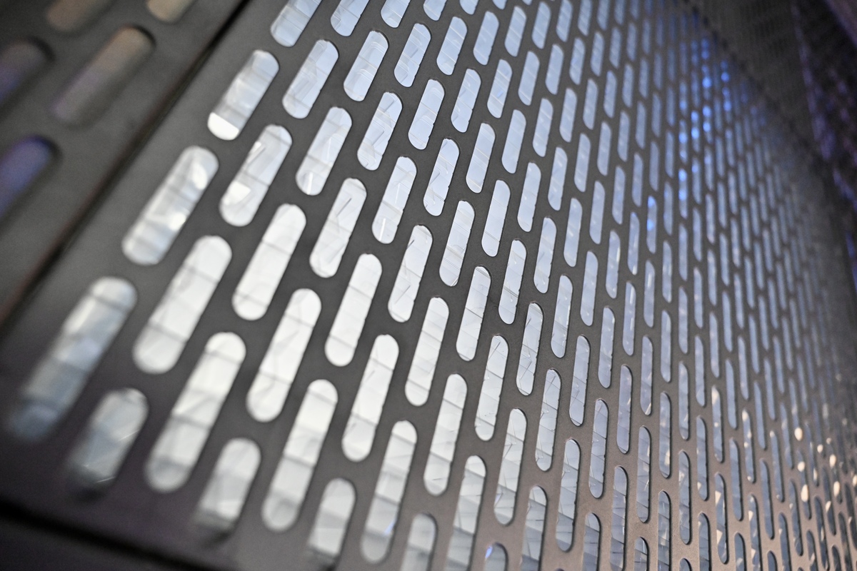 創新技術:  公司成功利用再生塑膠製造聲學超材料，生產減噪產品。 