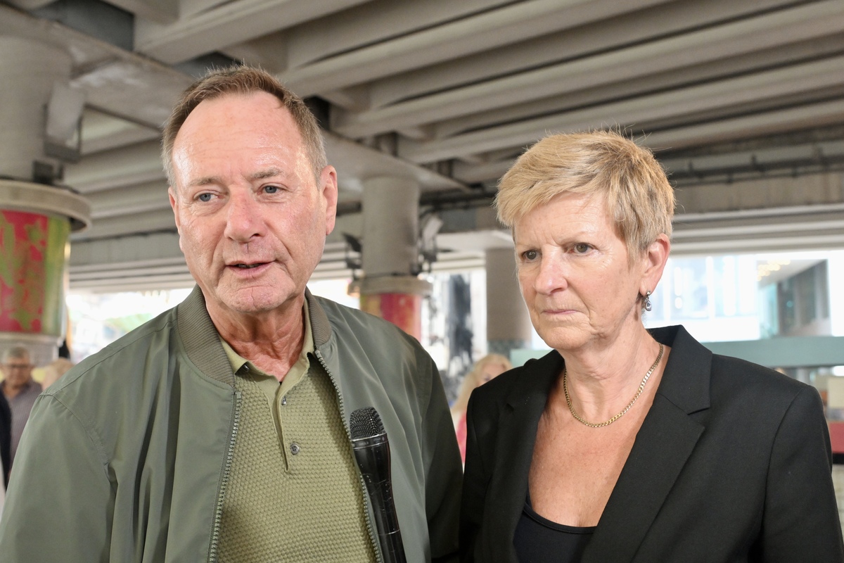 橋底文化:  一群旅客正體驗香港獨特的打小人文化。