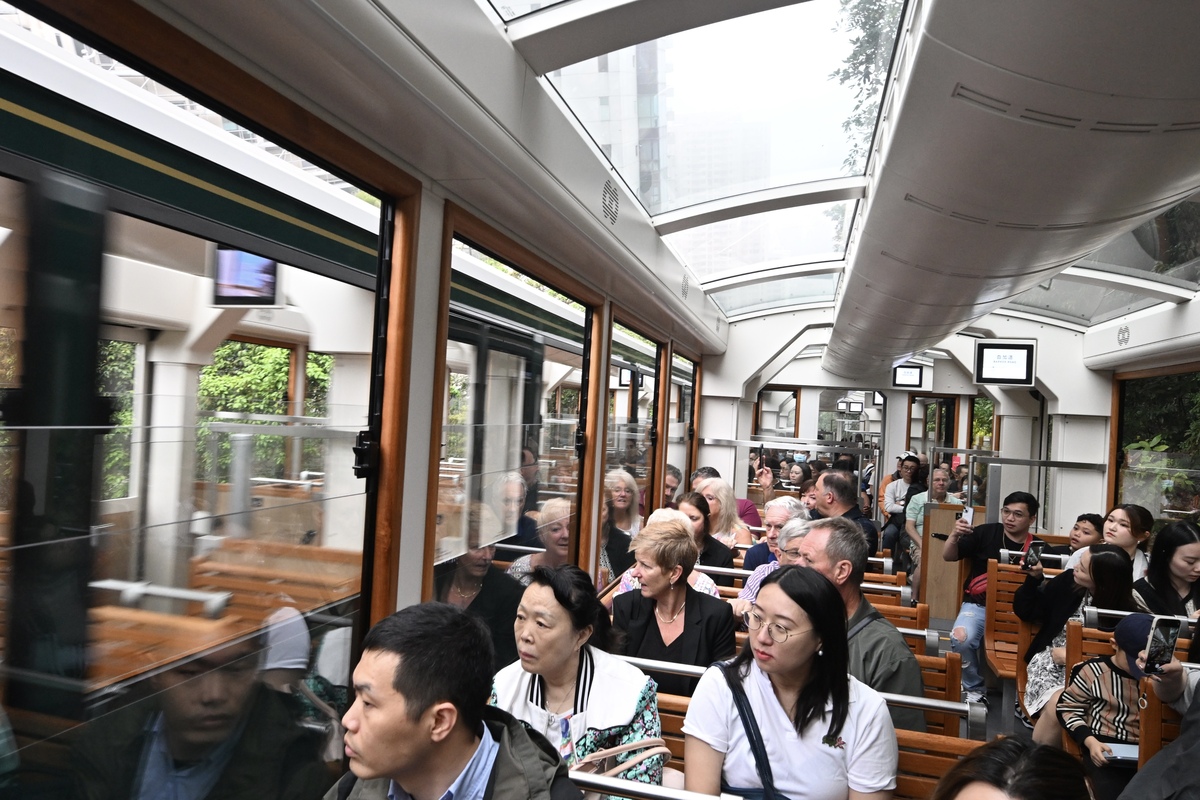 享負盛名:  乘搭山頂纜車看美景，可說是訪港旅客其中一個必遊行程。