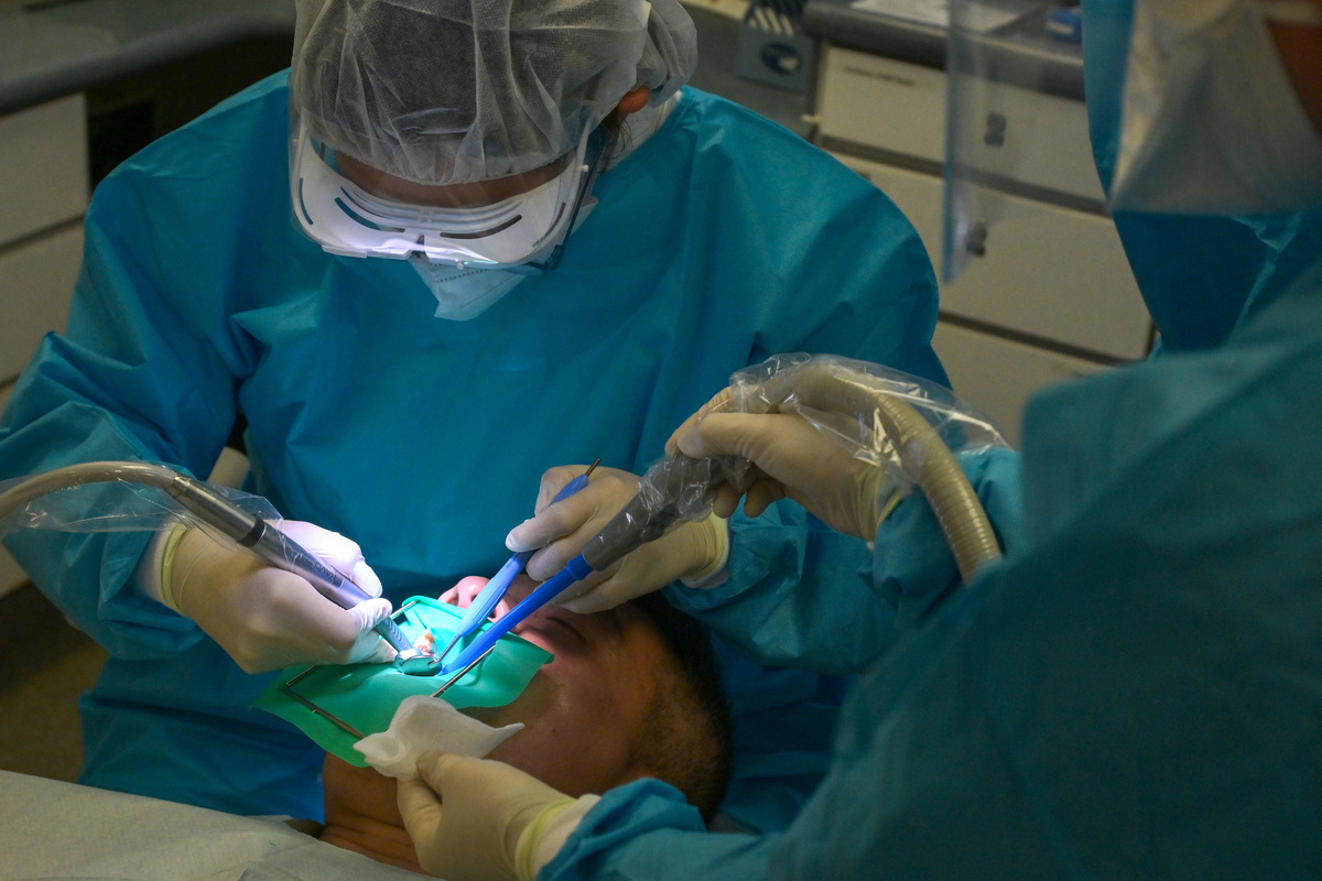 專業訓練:  一年實習期內，牙科畢業生要到不同牙科服務崗位工作，熟習實際工作環境。