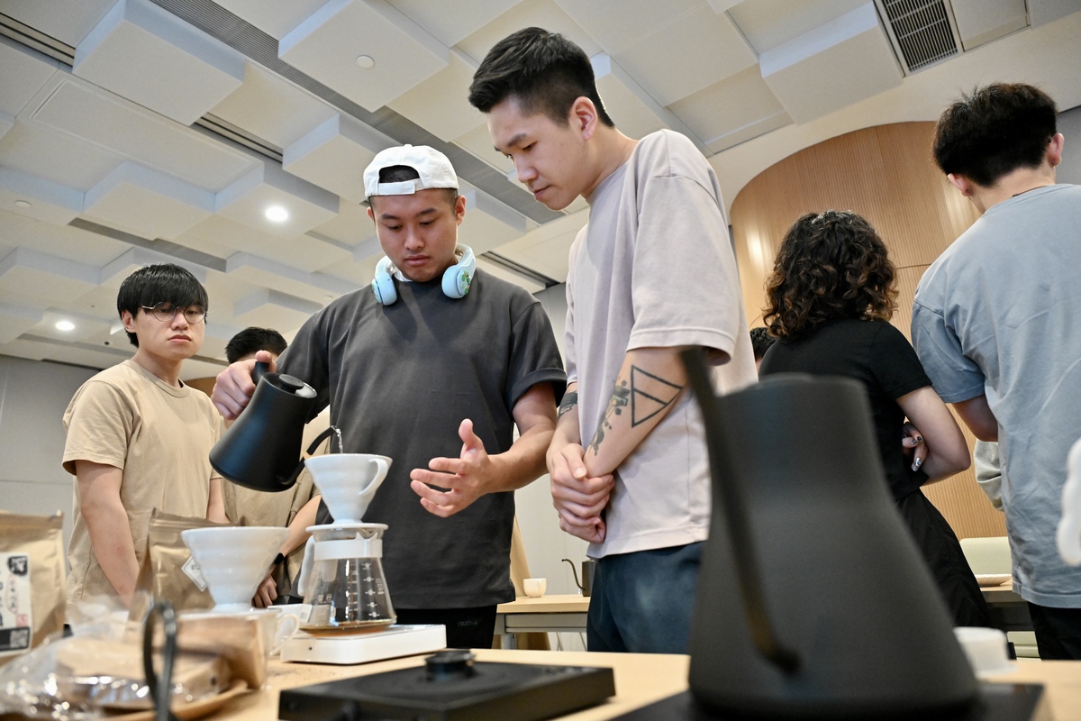 自我增值: 黃嘉熙(左二)參與青年綠洲舉辦的免費手沖咖啡班。