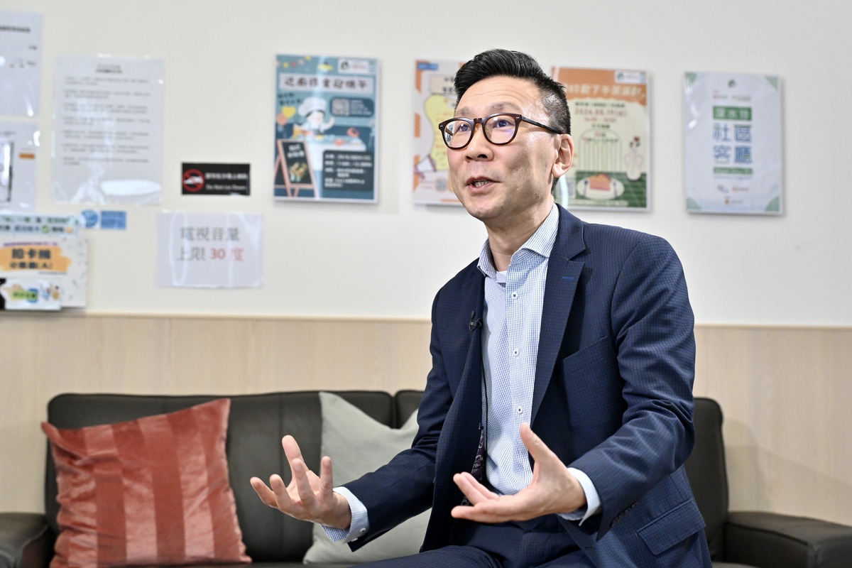 急民所急:  黃昕然表示，深水埗民政事務處利用數據分析劏房情況，並引入本地研發的科技產品服務居民。