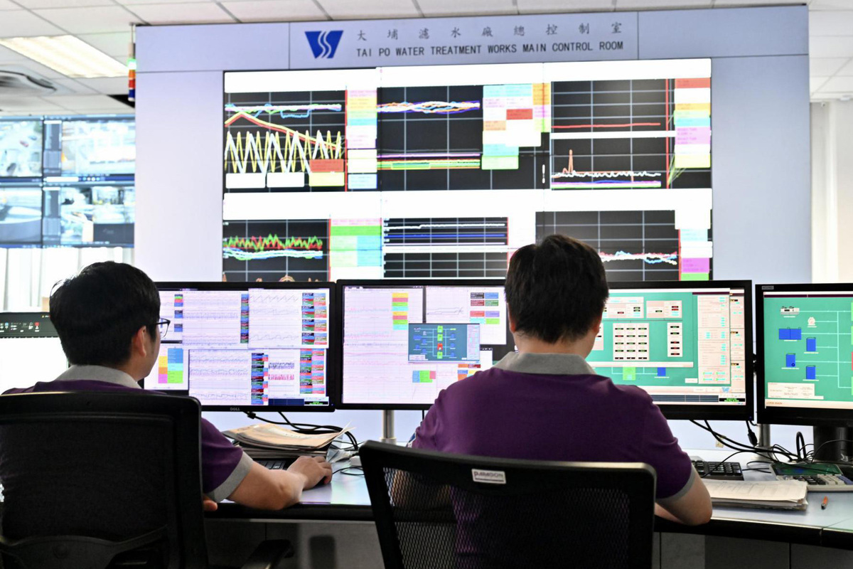 仔細監察:  水務署管理全港17個水塘，肩負向市民供水的重任。