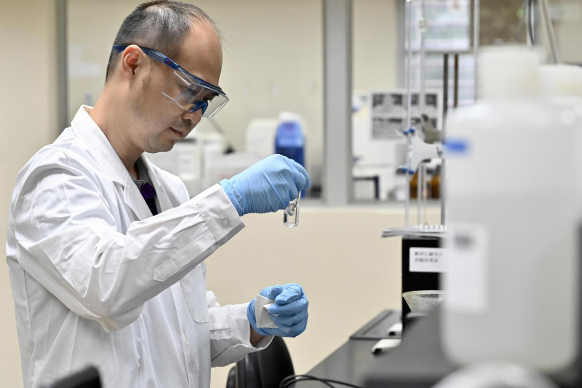 多重保障:  濾水廠採用三層水質監測系統，包括以人手定期抽取水樣本詳細化驗，確保食水安全。