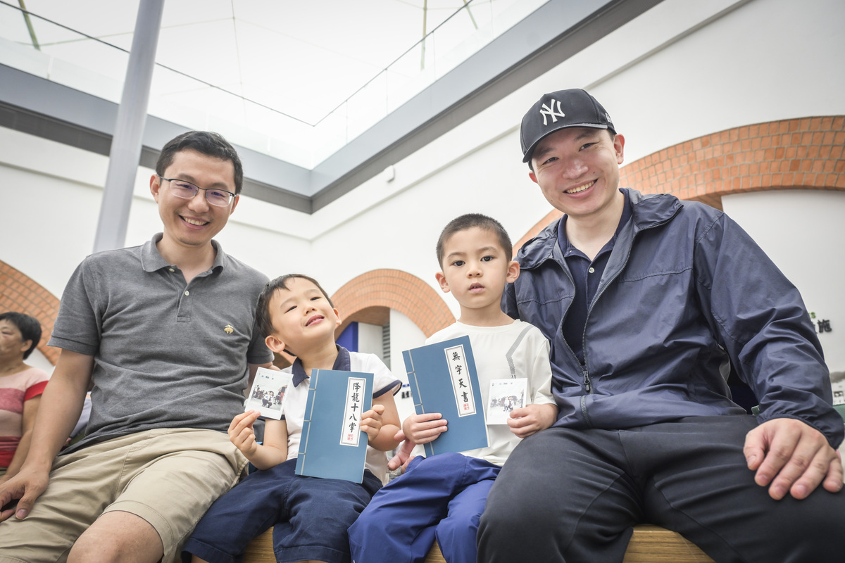 自小薰陶:  黃先生（左一）帶同兒子觀賞音樂劇，讓他從小受到中樂和中國古典文化薰陶。