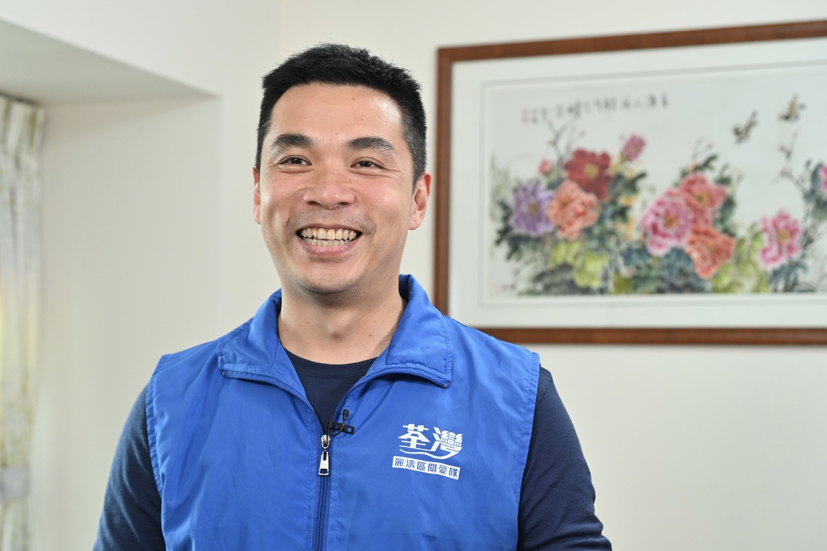 主動接觸: 黃偉傑表示,關愛隊會透過探訪、街站等與居民建立關係。