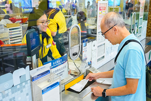 乘客可於大部分港鐵及輕鐵客務中心索取附有免郵費回郵信封的申請表格