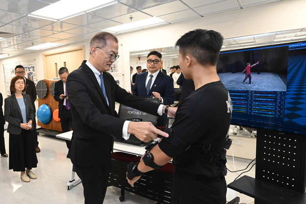 醫療教學: 盧寵茂(左)參觀理工大學康復治療科學系教學設施。