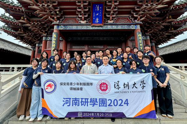 研學: 鄧炳強(前排左五)與研學團成員到訪古代行政司法衙署機構開封府。