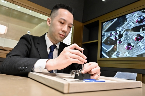 無微不至: 鄺志鋒除了專注銷售，也主動學習修理腕表，以便協助顧客。