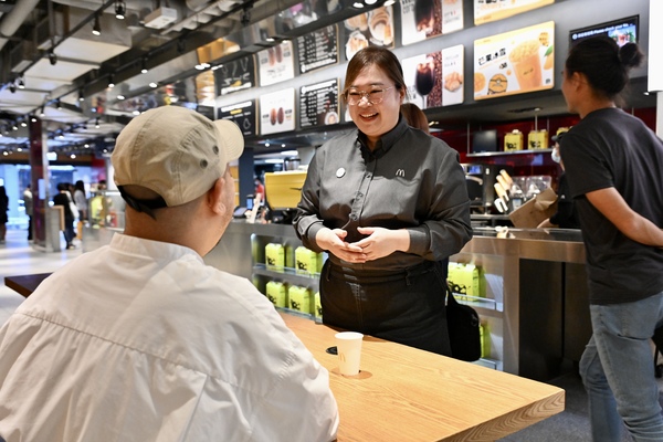 和藹可親: 趙文雪用心觀察顧客所需，務求讓顧客感受到服務的溫度。