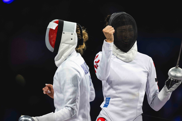 實力非凡: 江旻憓（右）再次為香港劍擊運動締造歷史。（中國香港體育協會暨奧林匹克委員會提供相片）