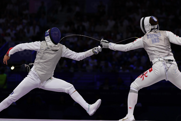 技術非凡: 張家朗（右）越戰越勇，展示香港運動員的風采。（中國香港體育協會暨奧林匹克委員會提供相片）