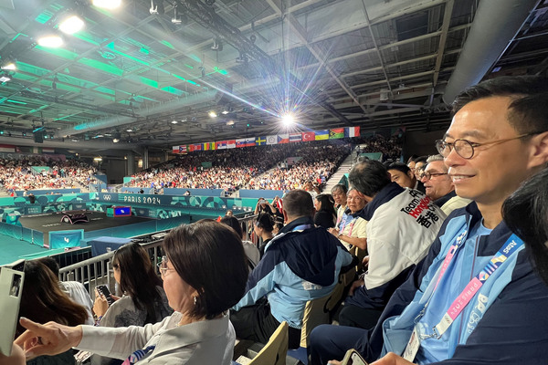 觀戰: 楊潤雄（右一）現場觀看2024年巴黎奧運乒乓球混合雙打賽銅牌戰和金牌戰。