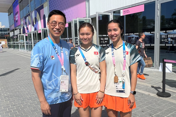 加油: 楊潤雄（左）與香港羽毛球運動員楊雅婷（右）和楊霈霖（中）合照。