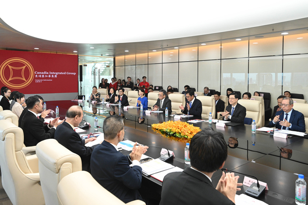 參觀企業: 李家超(右二)到訪柬埔寨加華集團,聽取公司代表介紹業務發展。