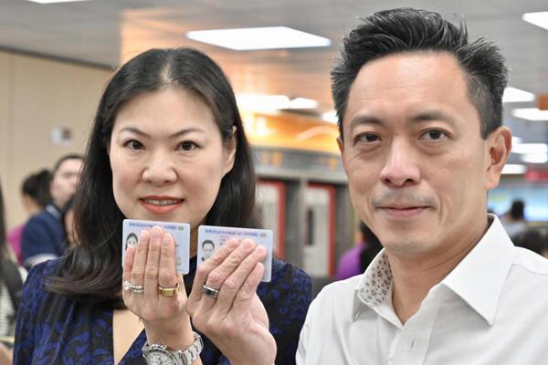 方便快捷: 林文耀(右)說,使用通行證過關前赴內地,過程較以往方便得多。