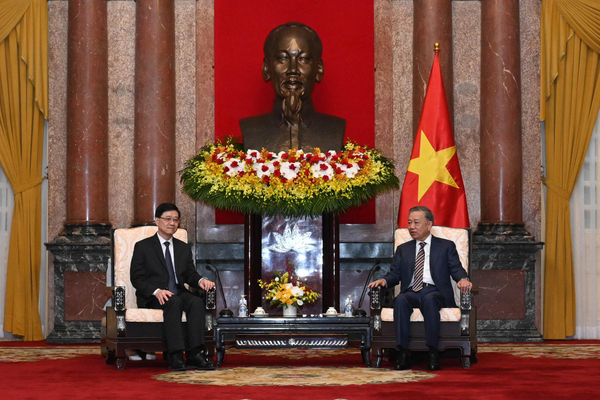 交換意見: 李家超(左)與蘇林會面。