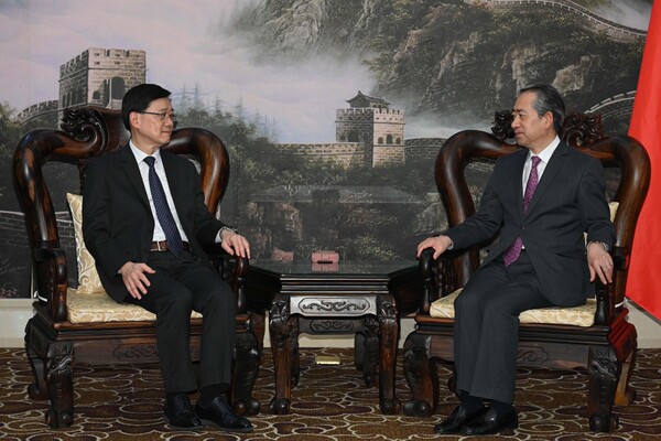 推動往來: 李家超(左)與熊波會面。