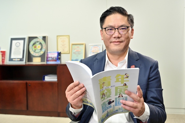 扶掖青年: 梁宏正表示，民政及青年事務局會爭取增加實習崗位，惠及更多年輕人。