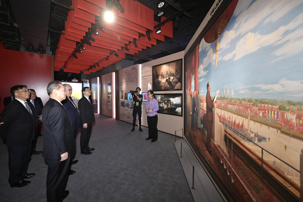 亮點展品: 李家超（左四）觀賞《開國大典》油畫複製品。