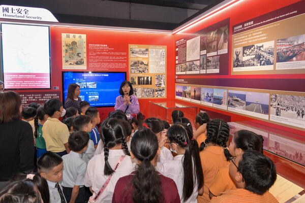 用心學習: 獲邀率先體驗展覽的小學生跟隨導賞員穿梭不同展區，積極發問。