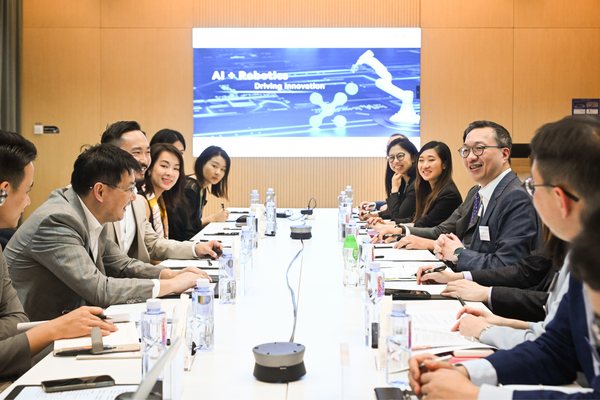 專業服務: 林定國（右二）一行到訪特專科技公司晶泰科技。