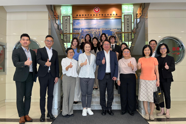 愛國愛港: 陳國基（前排右四）會見在駐京辦實習的在京港生，欣悉他們培養了濃厚的家國情懷，且享受在北京的學習和生活。