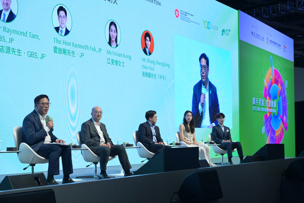 分享: 民政及青年事務局副局長梁宏正(左一)、香港劍擊運動員江旻憓(右二)等在專題論壇探討培育青年正向思維的重要性。