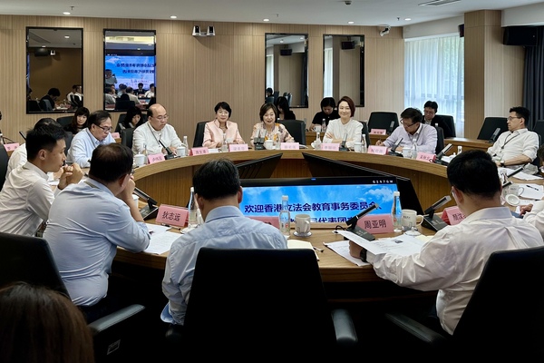 交流: 蔡若蓮（後排中）與上海市教育委員會代表會面。