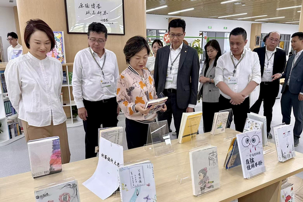 提質: 蔡若蓮（左三）和考察團參訪同濟大學附屬新江灣城實驗學校。