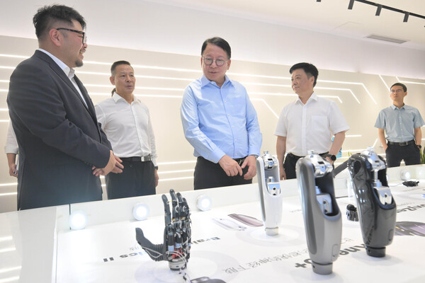 科研成果: 陳國基（中）到訪一間高科技初創企業。