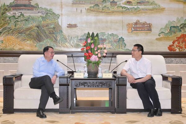 浙港合作: 陳國基（左）與盧山就深化浙江省和香港合作交換意見。