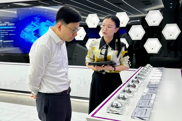 引進人才: 孫玉菡（左）參訪海外高層次人才創新創業基地。