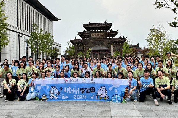 開拓視野: 孫玉菡（第二排，左九）與共創明Teen計劃杭州學習團學員參觀浙江大學。