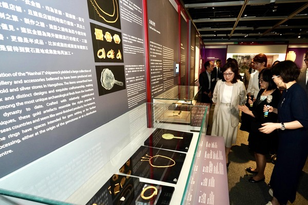 珍貴展品: 甯漢豪(左一)參觀展覽。