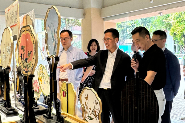 時尚產業: 楊潤雄（前排中）在成都巿中心參觀文創產業區「東郊記憶」。