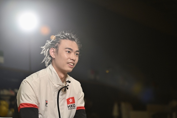 精益求精: 何瑋桁表示，體育學院的針對性體能訓練和海外集訓，對精進劍術有莫大裨益。